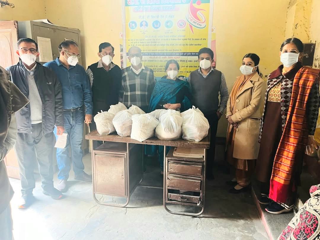 Rotary Club of Hoshiarpur distributed nutritious food to the patients of TB Hospital